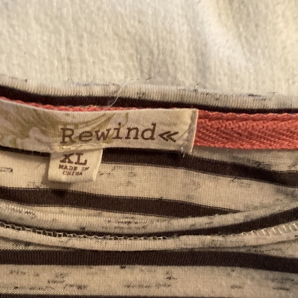 Hi low stripped top with lace at the bottom - Picture 6 of 7